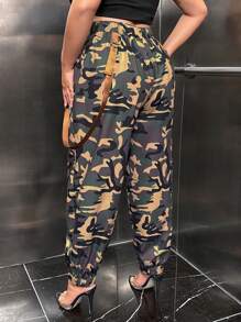 SHEIN SXY Talla grande Pantalones con estampado de camuflaje con diseño con hebilla con bolsillo con solapa - Verde militar - Ver 2