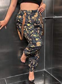 SHEIN SXY Talla grande Pantalones con estampado de camuflaje con diseño con hebilla con bolsillo con solapa - Verde militar - Ver 1