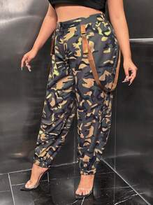SHEIN SXY Talla grande Pantalones con estampado de camuflaje con diseño con hebilla con bolsillo con solapa - Verde militar - Ver 4