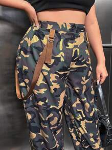 SHEIN SXY Talla grande Pantalones con estampado de camuflaje con diseño con hebilla con bolsillo con solapa - Verde militar - Ver 6
