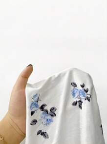 SHEIN طقم بيجاما من الشورت والكامي بتصميم زهري من الدانتيل - الأزرق - مشاهدة 6