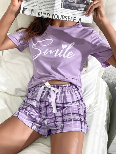 Conjunto de pijama con camiseta con gráfico de letra y shorts con estampado a cuadros