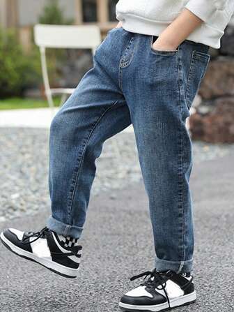 男大童斜口袋字母貼布牛仔褲