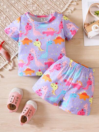 SHEIN 2 件套女婴可爱卡通恐龙印花圆领短袖 T 恤和短裤套装，柔软舒适的针织面料，适合宝宝日常穿着、休闲装、户外活动、动物园、拍照、生日、度假、春夏季