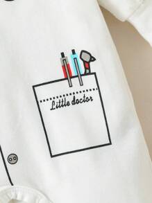 SHEIN Playful Pals 男嬰服小醫生印花長袖連身衣，附繡花帽，適用於日常、休閒、派對、秋季 - 白色 - 查看 3