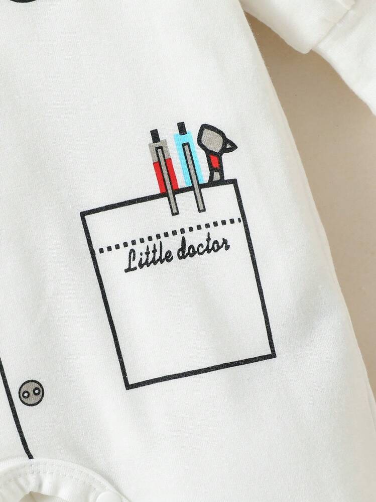 SHEIN Playful Pals 男嬰服小醫生印花長袖連身衣，附繡花帽，適用於日常、休閒、派對、秋季 - 白色 - 查看 3