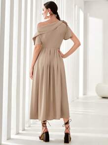 Modelyn 不對稱領褶皺細節洋裝 - 卡其色 - 查看 2