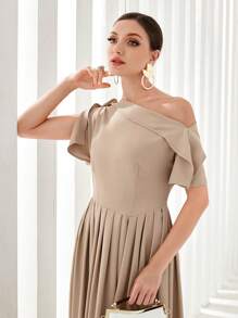 Modelyn 不對稱領褶皺細節洋裝 - 卡其色 - 查看 3