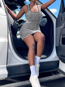 SHEIN Slayr 條紋印花露背緊身洋裝 - 黑與白 - 查看 3