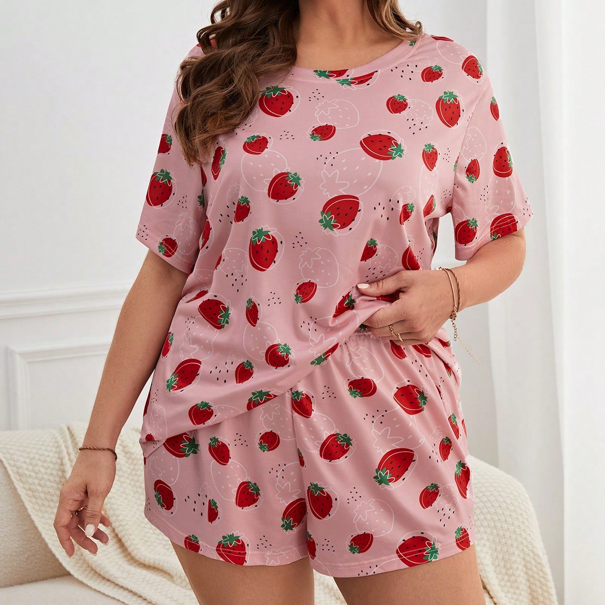 Conjunto de pijama de camiseta y pantalones cortos con estampado de fresa talla grande