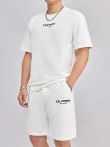 Manfinity RebelGame 宽松男士字母印花图案 T 恤和抽绳腰短裤套装 - 白色 - 查看 1