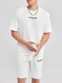 Manfinity RebelGame 宽松男士字母印花图案 T 恤和抽绳腰短裤套装 - 白色 - 查看 3