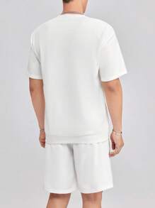 Manfinity RebelGame 宽松男士字母印花图案 T 恤和抽绳腰短裤套装 - 白色 - 查看 5