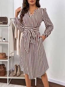 SHEIN Clasi 條紋印花缺口領繫腰帶洋裝 - 彩色 - 查看 3