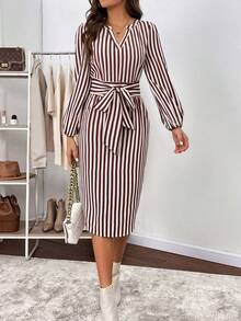SHEIN Clasi 條紋印花缺口領繫腰帶洋裝 - 彩色 - 查看 4