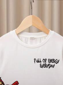 SHEIN Camiseta deportiva para niño preadolescente de cuello redondo, manga larga y corte holgado, cómoda, con patrones de dibujos animados. - Blanco - Ver 3