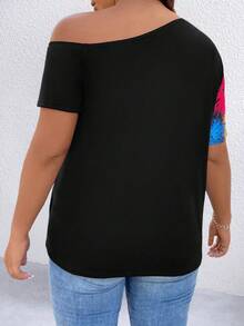 SHEIN LUNE 大碼圖案印花不對稱領T恤 - 彩色 - 查看 2