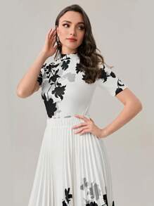 Modelyn 小高領花卉圖案T恤&百褶半身裙不附腰帶 - 黑與白 - 查看 5