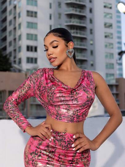 SHEIN SXY Camiseta crop con estampado de leopardo escote drapeado