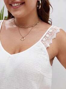 SHEIN Frenchy 大碼鏤空蕾絲花邊寬肩帶上衣 - 白色 - 查看 4