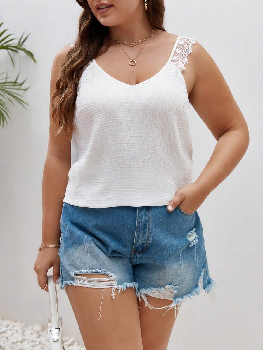 SHEIN Frenchy 大碼鏤空蕾絲花邊寬肩帶上衣 - 白色 - 查看 1