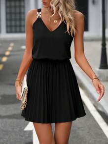 SHEIN Essnce 鏈條細節百褶下擺吊帶連體短褲 - 黑色 - 查看 1