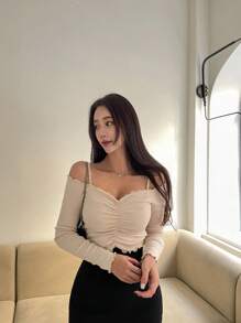 DAZY Vai lạnh Ren Mộc nhĩ Xù Áo thun - Màu be - Xem 7