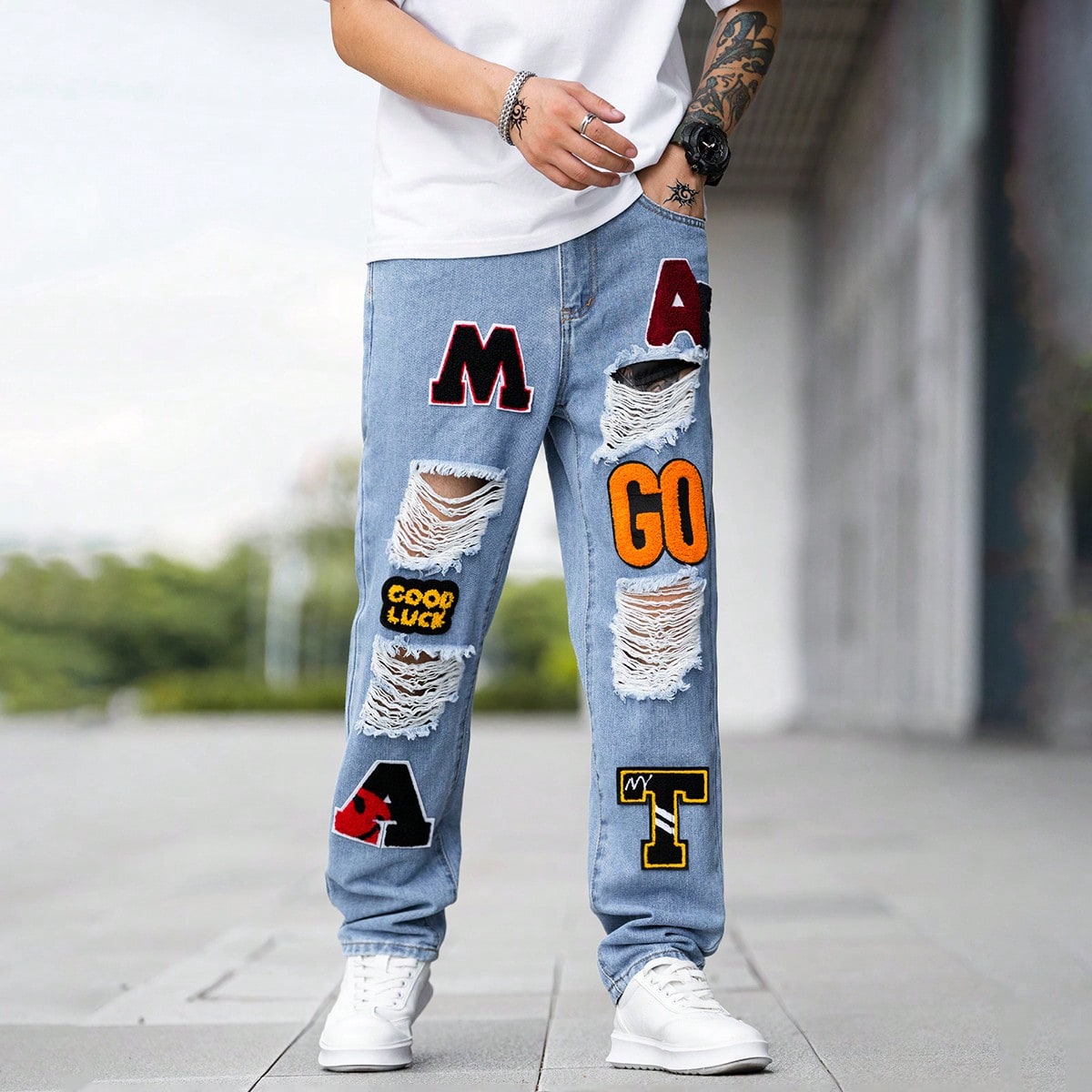 Hombres Jeans con parche de letra desgarro crudo con parche