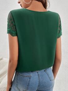 SHEIN Frenchy Áo cánh tay ngắn thanh lịch cổ chữ V phối ren màu trơn dành cho nữ - Màu xanh lá cây đậm - Xem 2