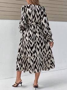 SHEIN 孕婦滿版印花喇叭袖荷葉邊繫腰帶洋裝 - 黑與白 - 查看 2