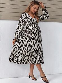 SHEIN 孕婦滿版印花喇叭袖荷葉邊繫腰帶洋裝 - 黑與白 - 查看 3