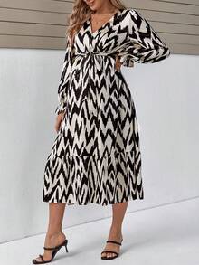 SHEIN 孕婦滿版印花喇叭袖荷葉邊繫腰帶洋裝 - 黑與白 - 查看 4
