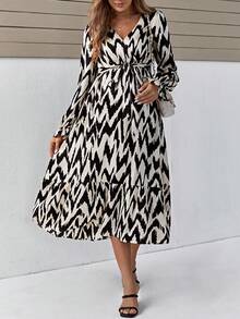 SHEIN 孕婦滿版印花喇叭袖荷葉邊繫腰帶洋裝 - 黑與白 - 查看 5