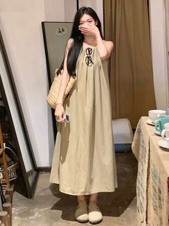 素色後鏤空直筒連衣裙