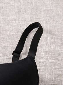 另加 2 件纯色钢圈聚拢文胸，提升