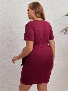 SHEIN Privé 大碼素色側打結圍裹式連衣裙 - 酒紅色 - 查看 2