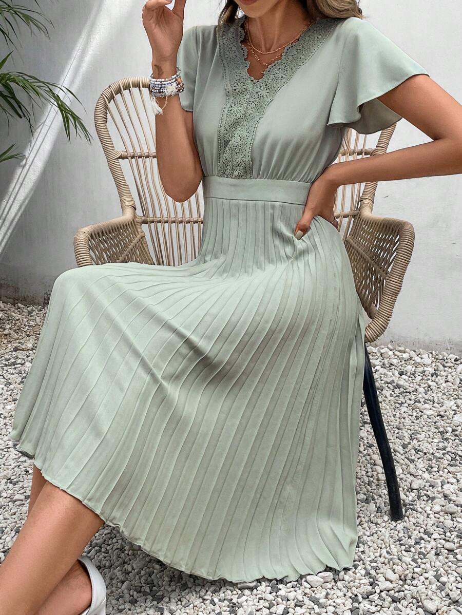 SHEIN Frenchy 鏤空蕾絲花邊蝴蝶袖百褶下擺連衣裙