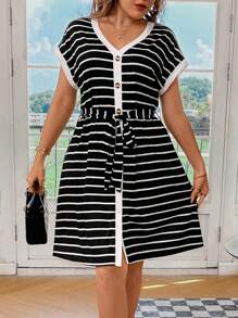 Calvaya Talla grande Vestido con cinturón con estampado de rayas con botón delantero - Blanco y Negro - Ver 1