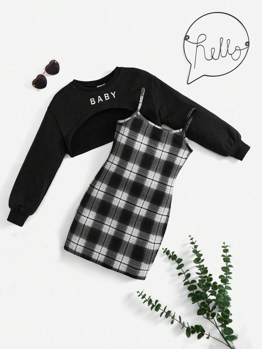 SHEIN Cô gái Tween Đồ họa Chữ cái Hem cao thấp Áo Crop Pullover & Kẻ sọc Váy Dây - Đen và trắng - Xem 1