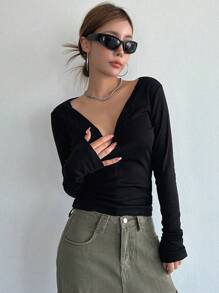 DAZY Áo thun nữ tay dài cổ chữ V trơn - màu đen - Xem 3