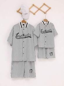 Conjunto de 2 piezas de camisa y shorts de béisbol con estampado de letras a rayas en blanco y negro para niños preadolescentes, trajes de verano - Blanco - Ver 4