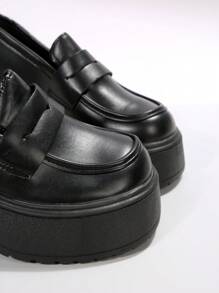 女性坡跟&防水台樂福鞋帶極簡風格設計