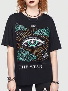 Madison Hocker Camiseta de hombros caídos con estampado de ojo y letra - Negro - Ver 2