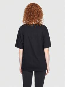 Madison Hocker Camiseta de hombros caídos con estampado de ojo y letra - Negro - Ver 5