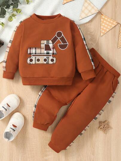 2 件套幼儿男童棕色圆领长袖挖掘机刺绣运动衫和纯色罗纹下摆裤子，带格子拼布装饰，秋冬