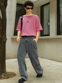 Manfinity EMRG 男士偏寬鬆版貨物褲,帶有側面翻蓋口袋 - 中等水洗藍 - 查看 3