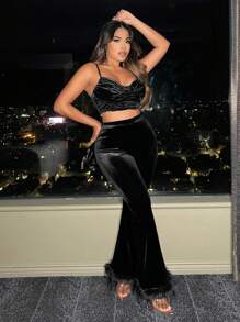 SHEIN SXY 褶飾短款吊帶上衣 & 毛絨飾邊喇叭褲 - 黑色 - 查看 1