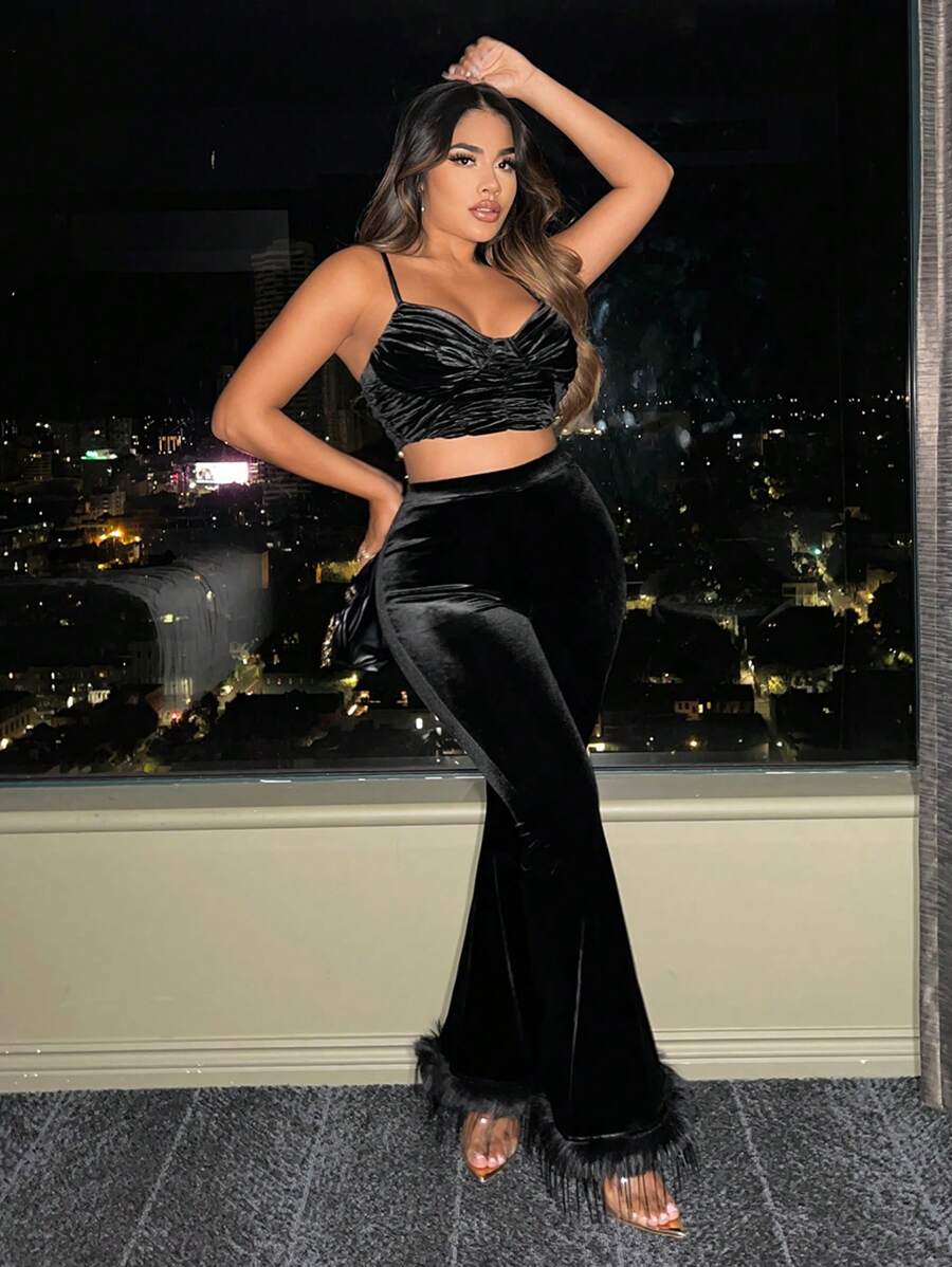 SHEIN SXY 褶飾短款吊帶上衣 & 毛絨飾邊喇叭褲 - 黑色 - 查看 1