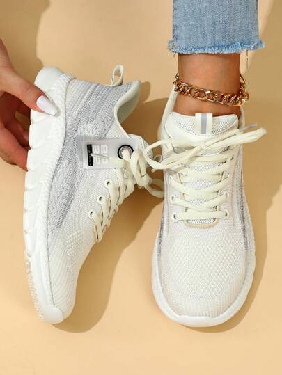 輕便優雅中性運動步行鞋在柔軟的,舒服的和透氣灰色的,流行