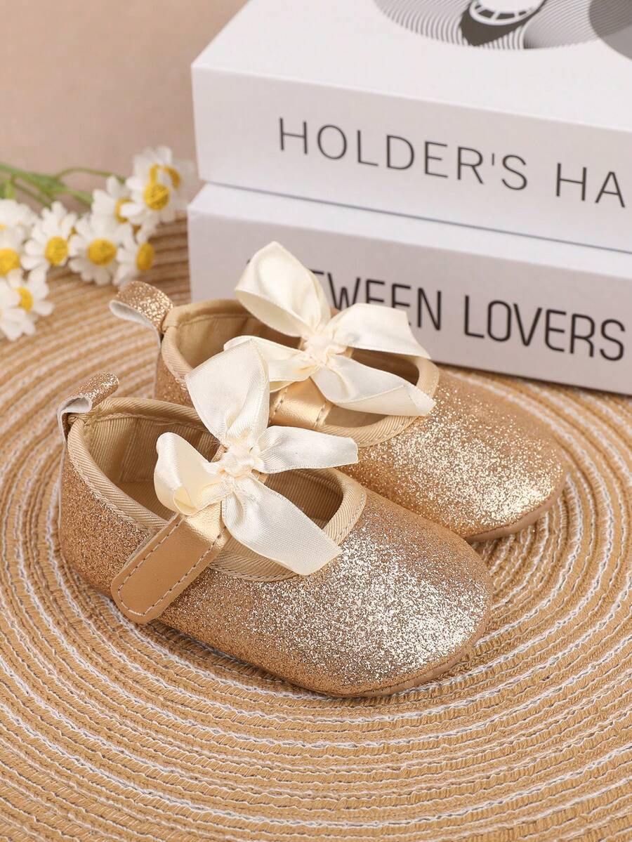 嬰兒女孩迷人的公主風瑪麗珍平底鞋帶閃閃發光蝴蝶裝飾用品 - 金色 - 查看 1